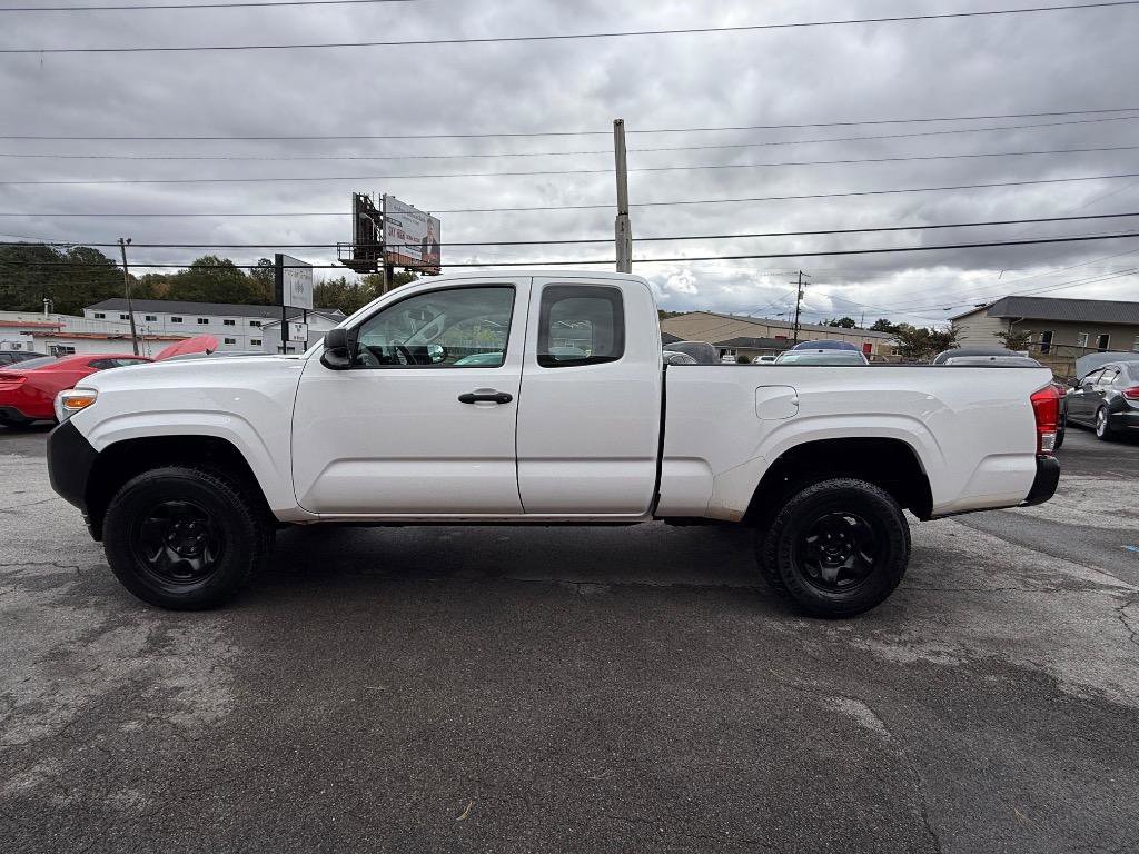 Used 2016 Toyota Tacoma SR image 2