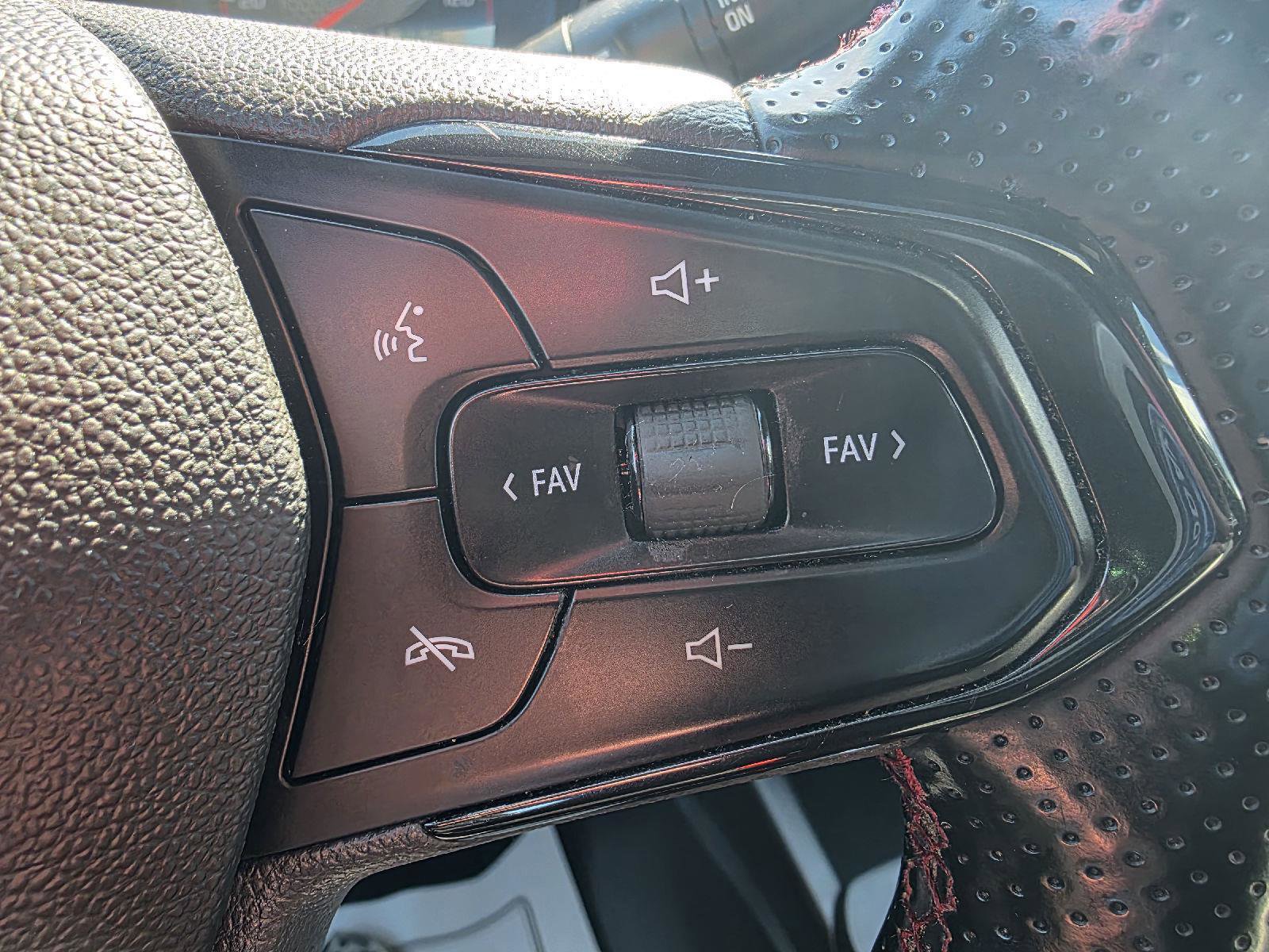 Used 2025 Chevrolet Trax RS w/ Sunroof Package FWD image 18