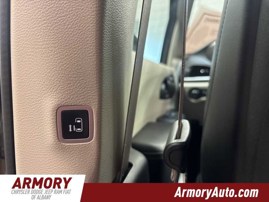 Used 2023 Chrysler Pacifica Touring-L w/ Uconnect Theater Family Group image 25
