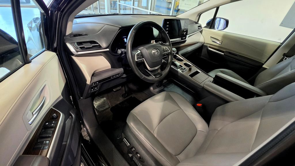 Used 2024 Toyota Sienna XLE image 16