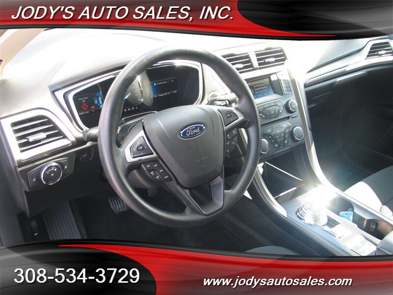 Used 2018 Ford Fusion SE FWD image 2