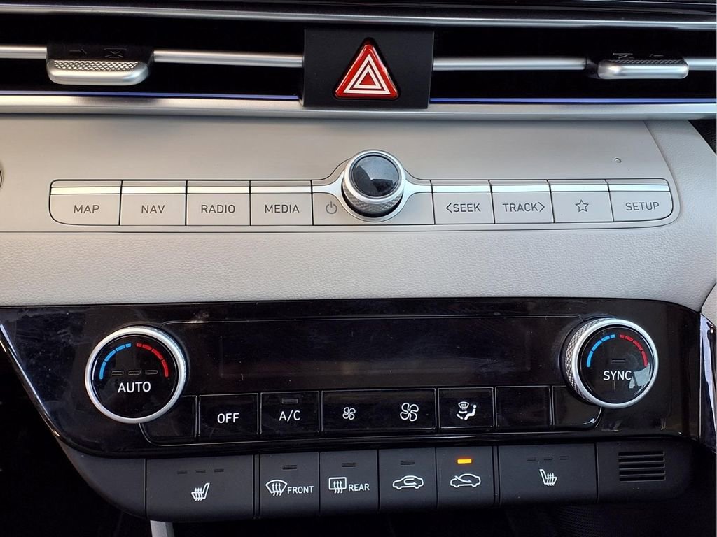 Used 2025 Hyundai Elantra Limited FWD image 12
