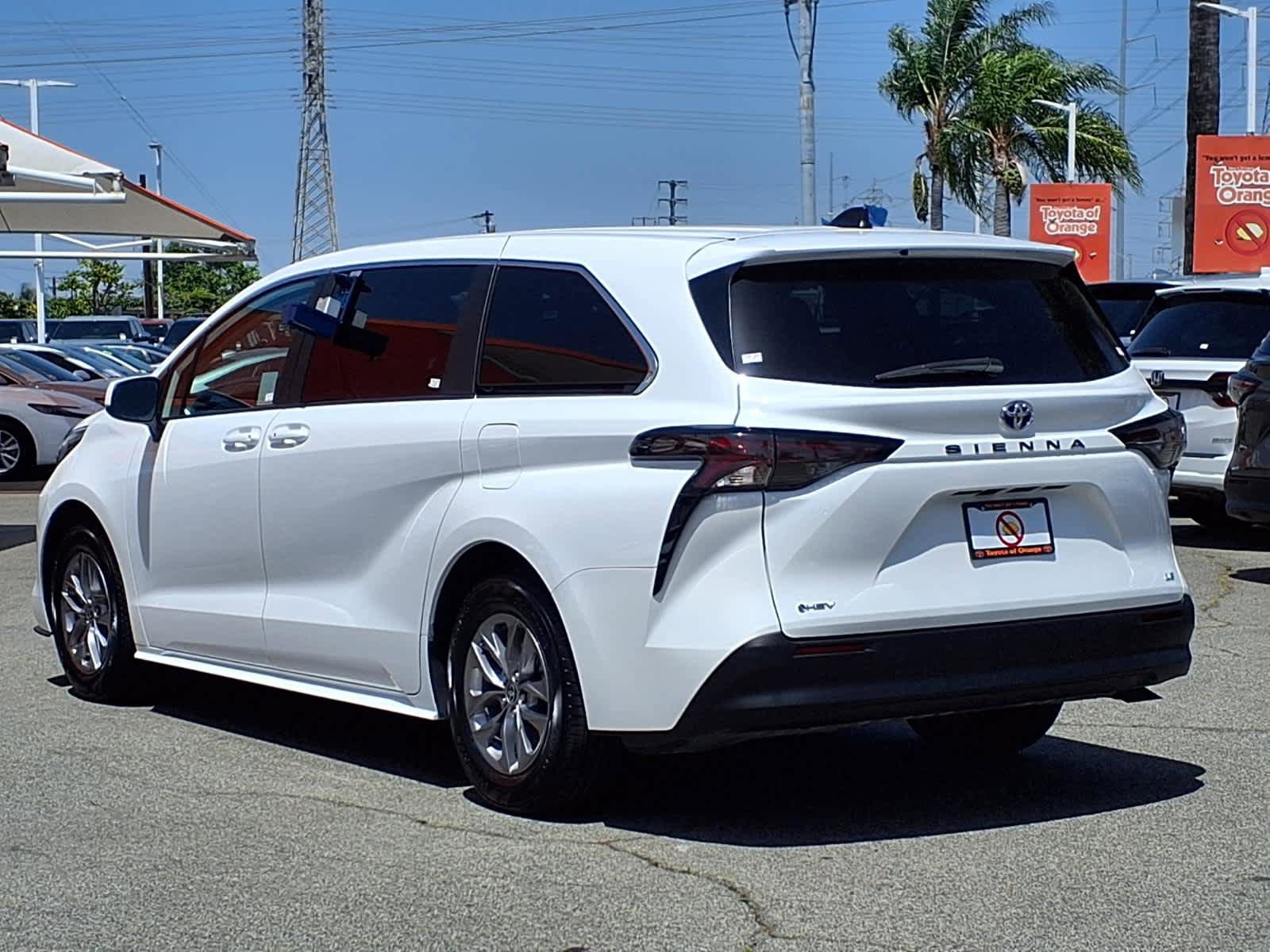 Certified 2025 Toyota Sienna LE FWD image 4