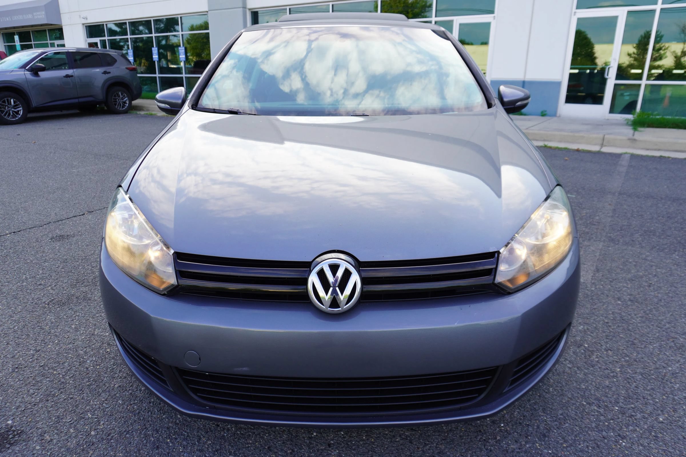Used 2011 Volkswagen Golf 2-Door FWD image 2