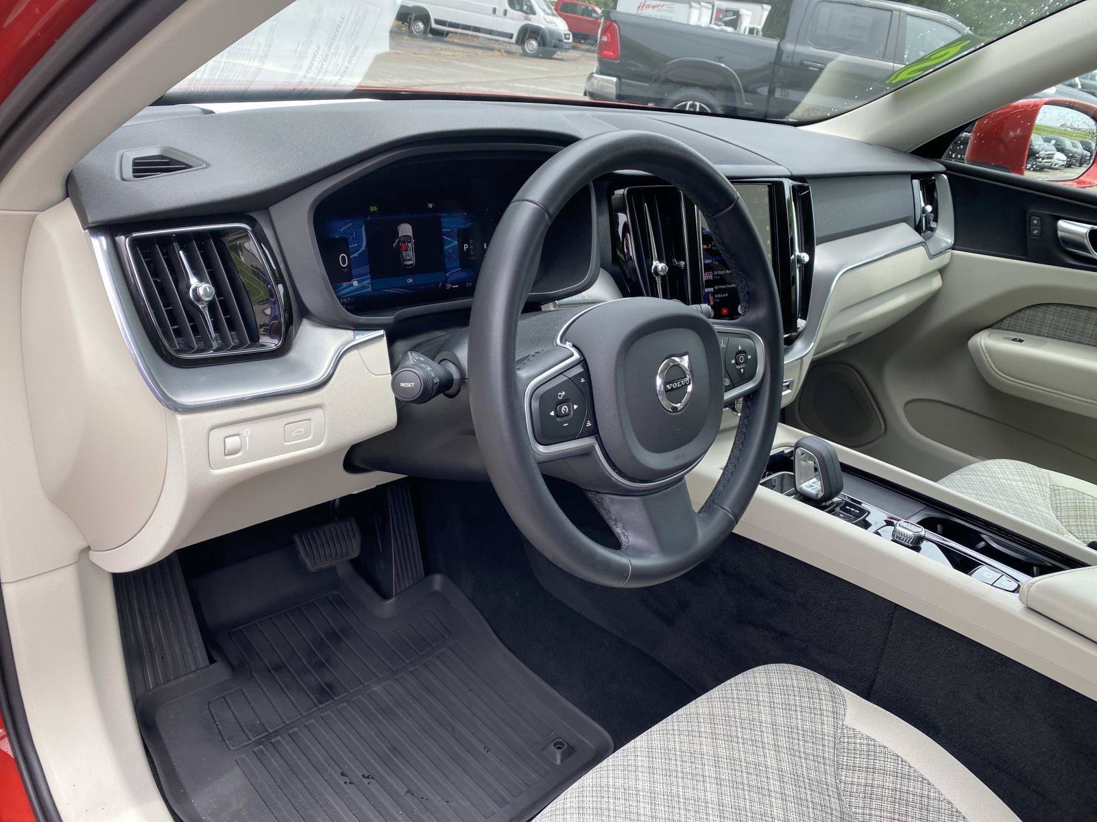 Used 2022 Volvo XC60 B5 Momentum AWD/4WD image 27