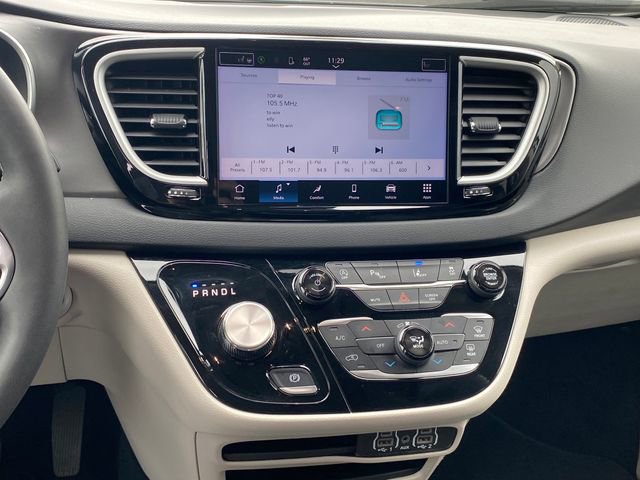 Used 2024 Chrysler Pacifica Touring-L FWD image 10