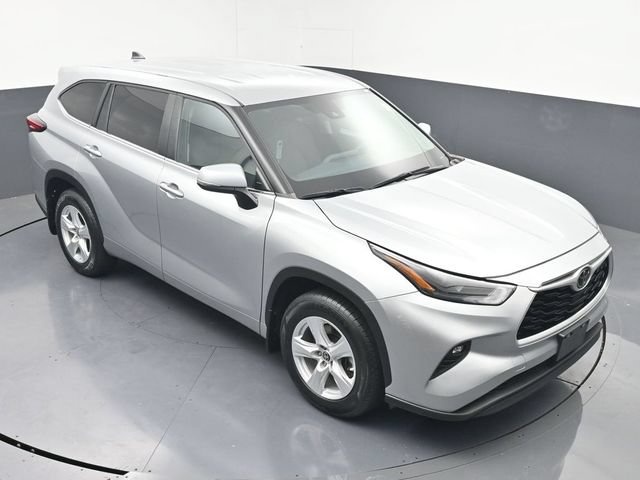 Used 2023 Toyota Highlander LE AWD/4WD image 39