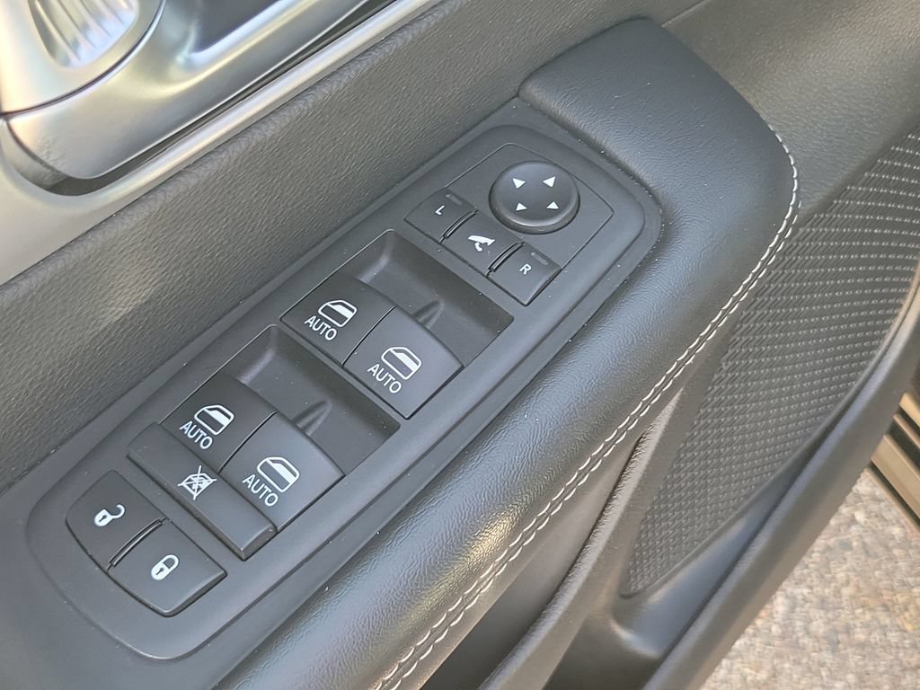 Used 2025 Chrysler Pacifica Limited FWD image 12