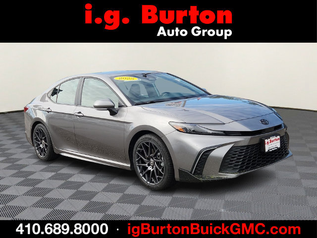 Used 2025 Toyota Camry SE FWD image 1