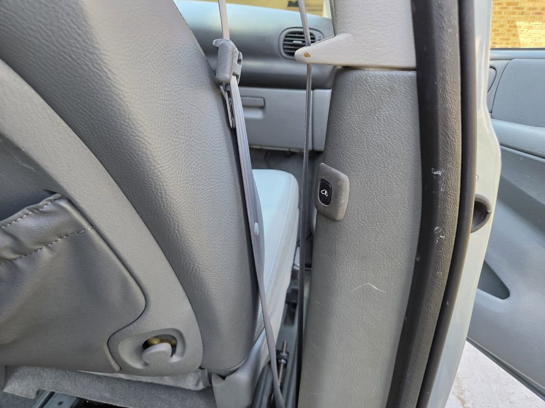 Used 2005 Dodge Grand Caravan SXT w/ Leather Interior Group FWD image 33