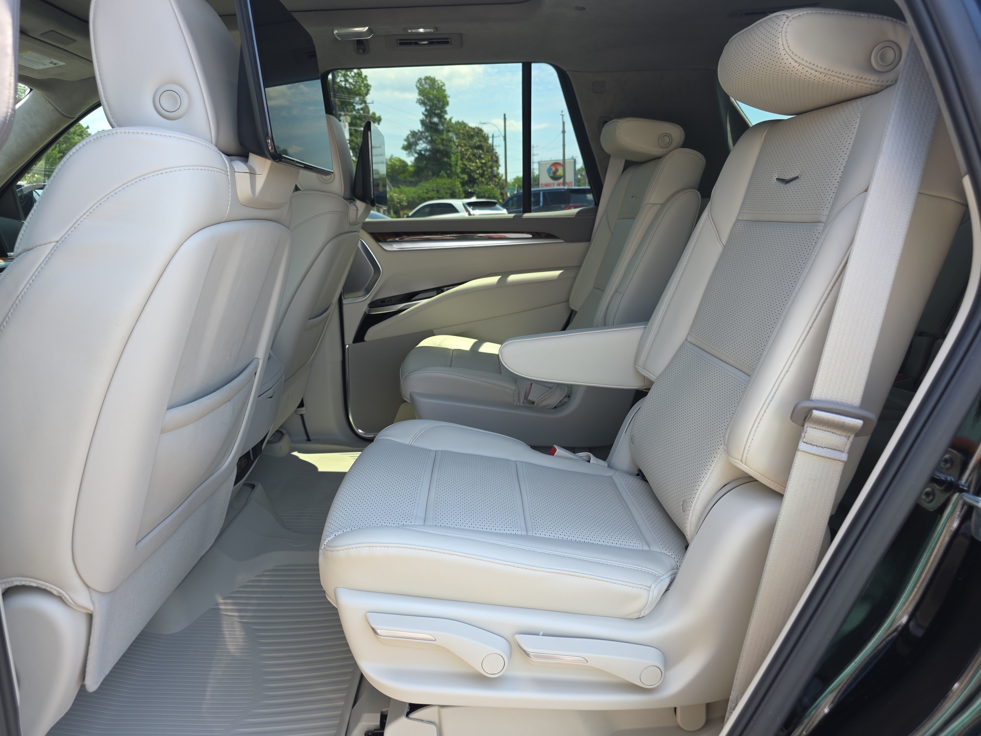 Used 2026 Cadillac Escalade Platinum Sport w/ LPO, Floor Liner Package AWD/4WD image 11