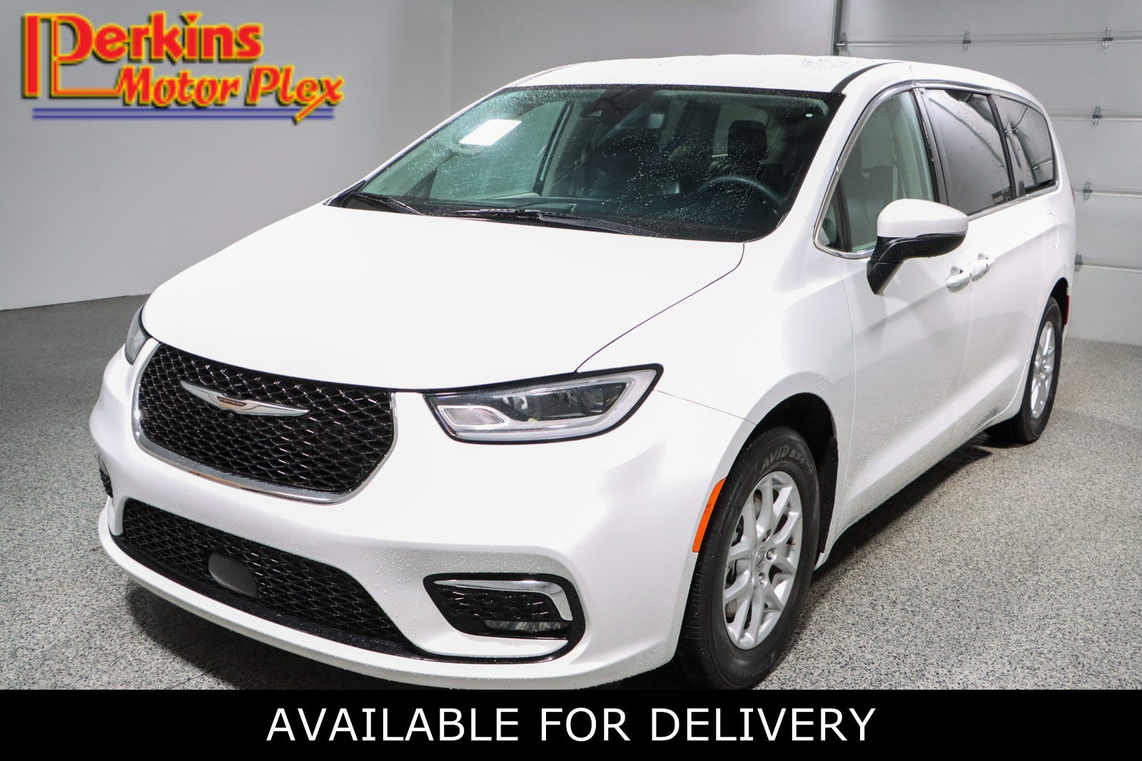 Used 2023 Chrysler Pacifica Touring-L FWD image 1
