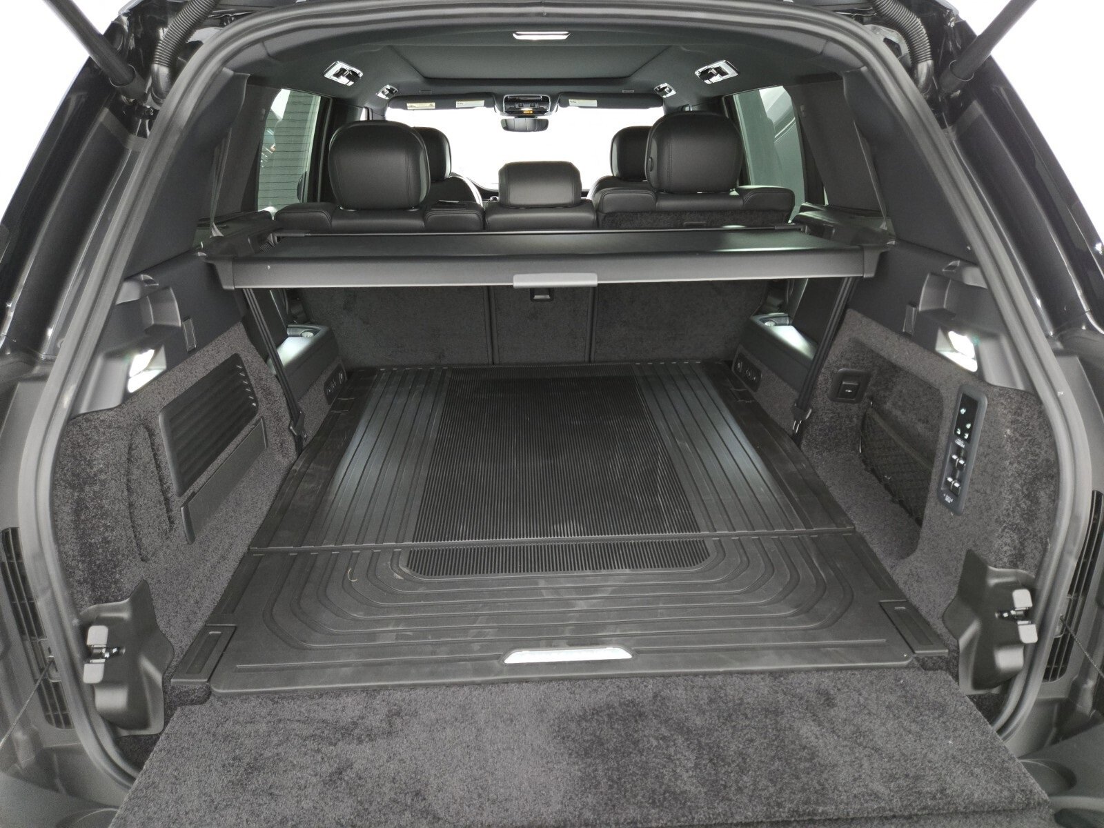 New 2025 Land Rover Range Rover Long Wheelbase SE image 13