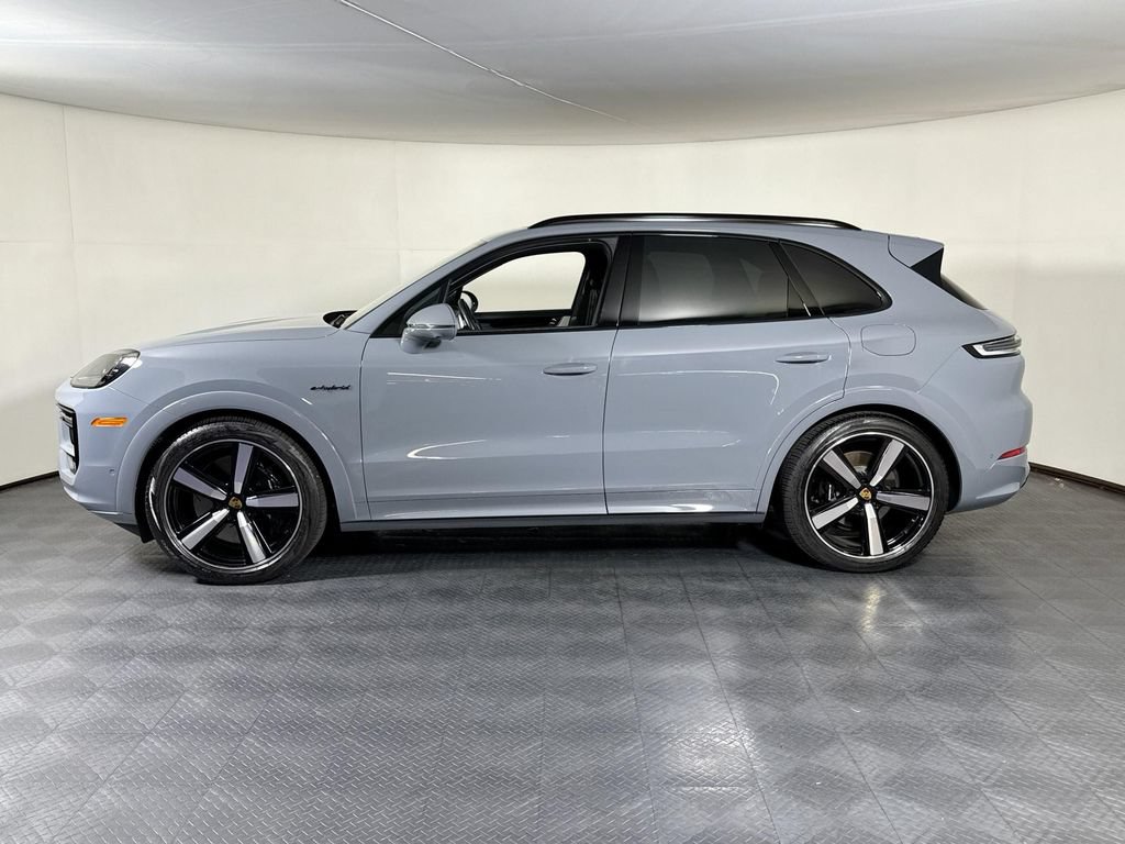 Certified 2024 Porsche Cayenne Turbo AWD/4WD image 2