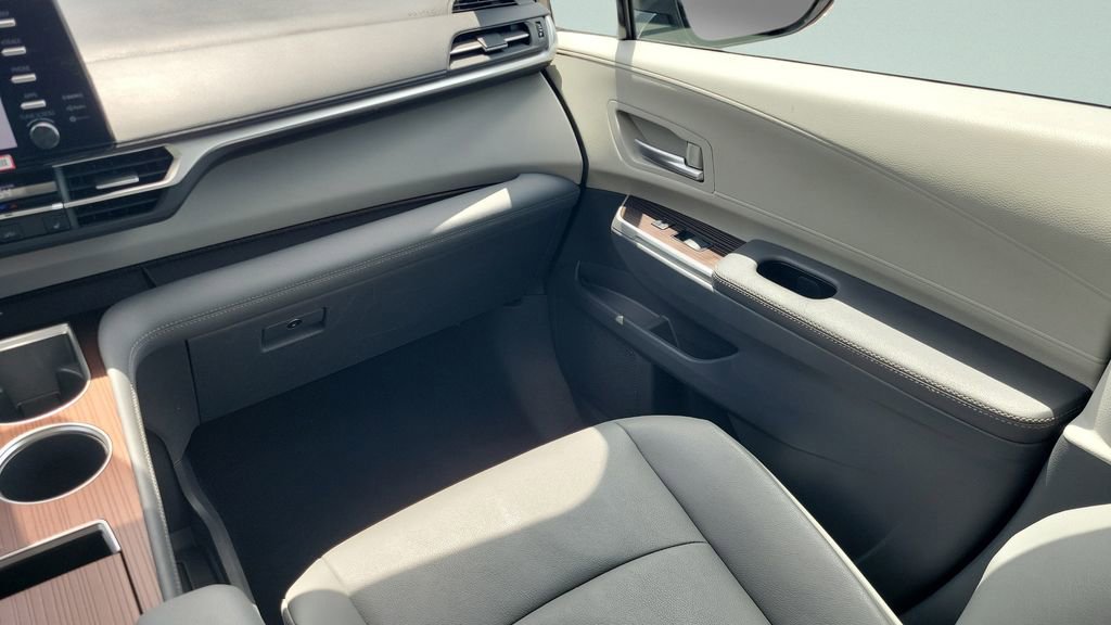 Certified 2024 Toyota Sienna XLE FWD image 13