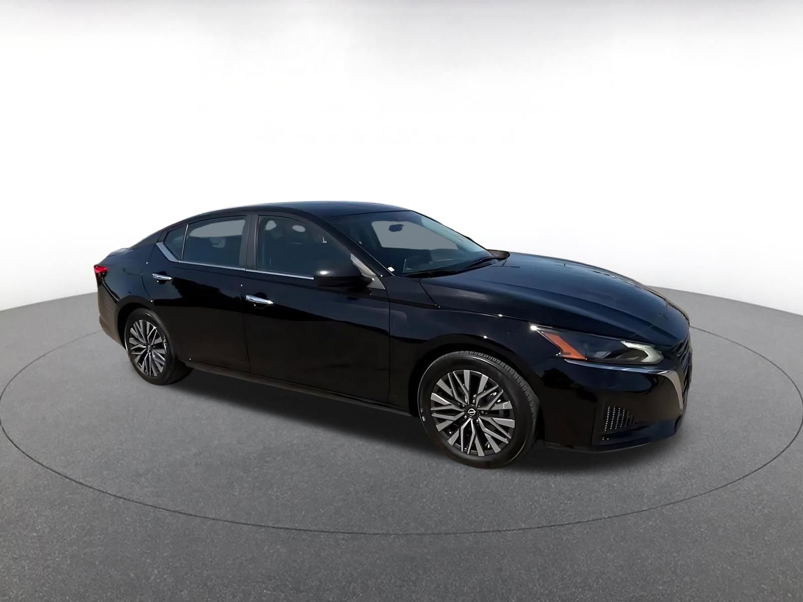 Used 2025 Nissan Altima 2.5 SV FWD image 2