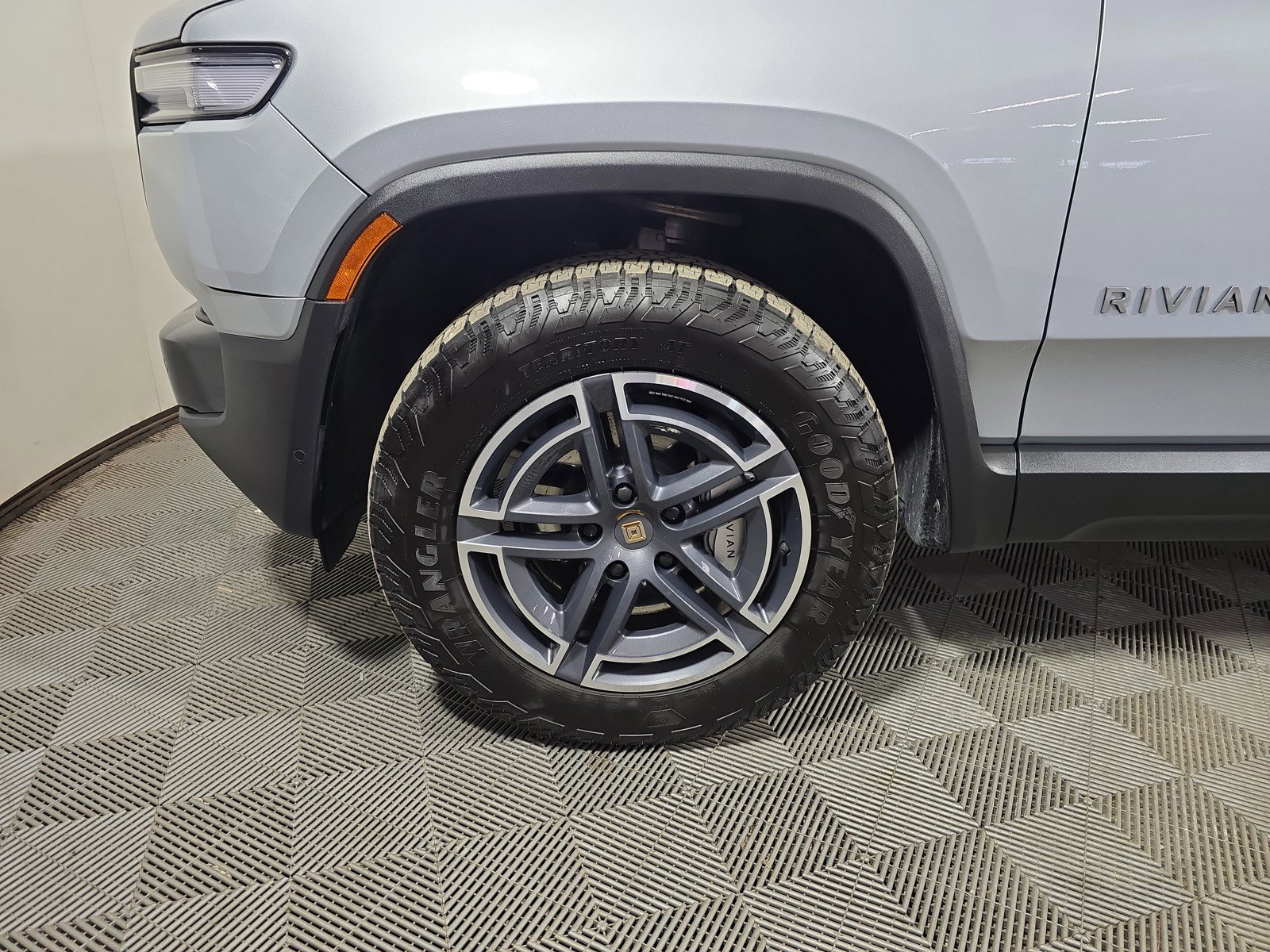 Used 2025 Rivian R1T Adventure AWD/4WD image 9