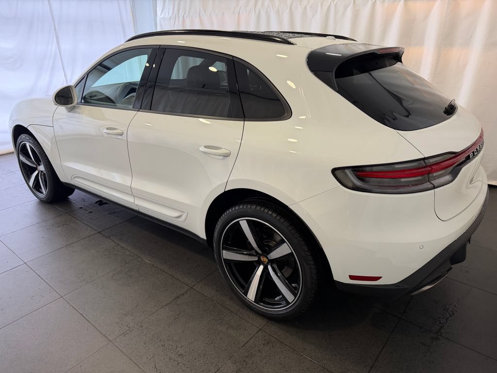 Certified 2025 Porsche Macan AWD/4WD image 3