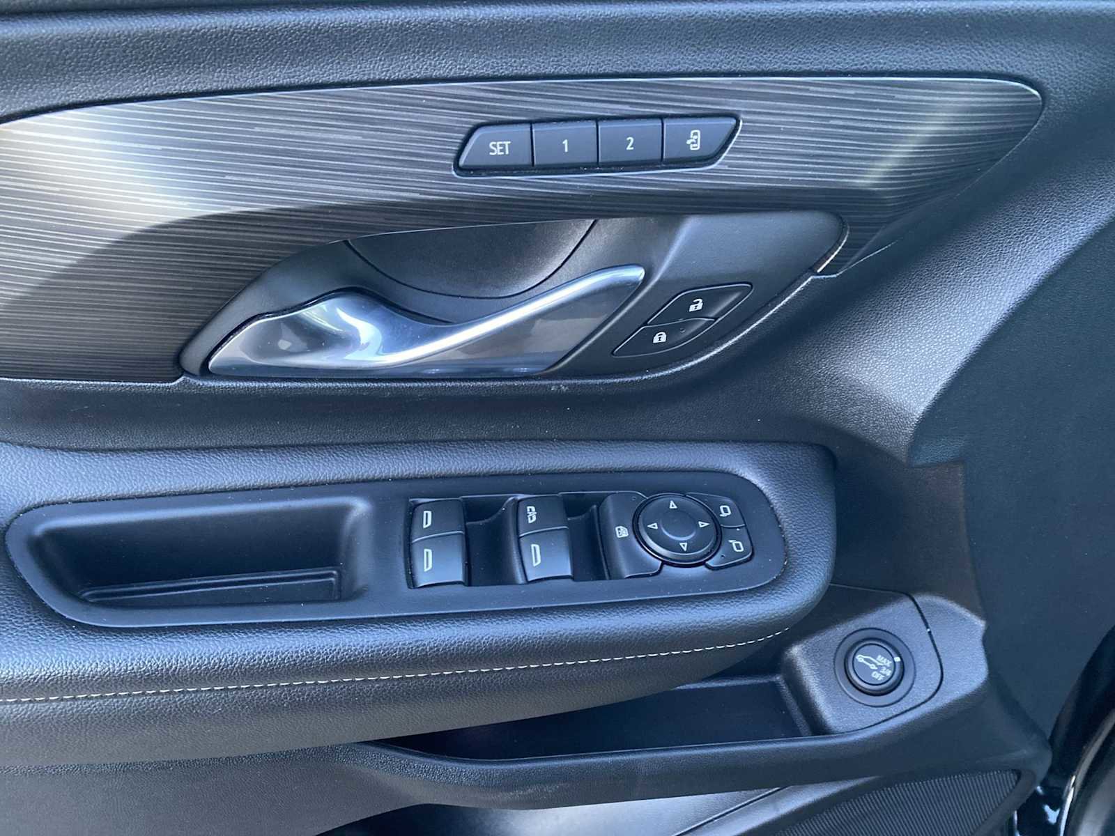 Used 2023 GMC Terrain SLT image 30