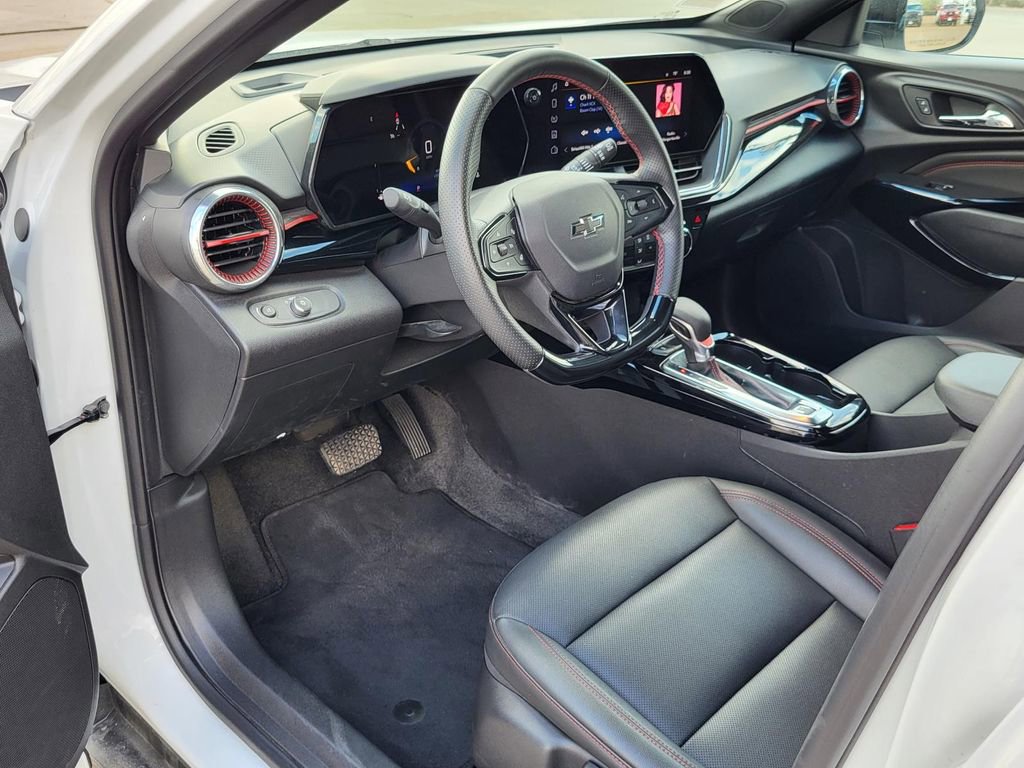 Used 2025 Chevrolet Trax RS image 16
