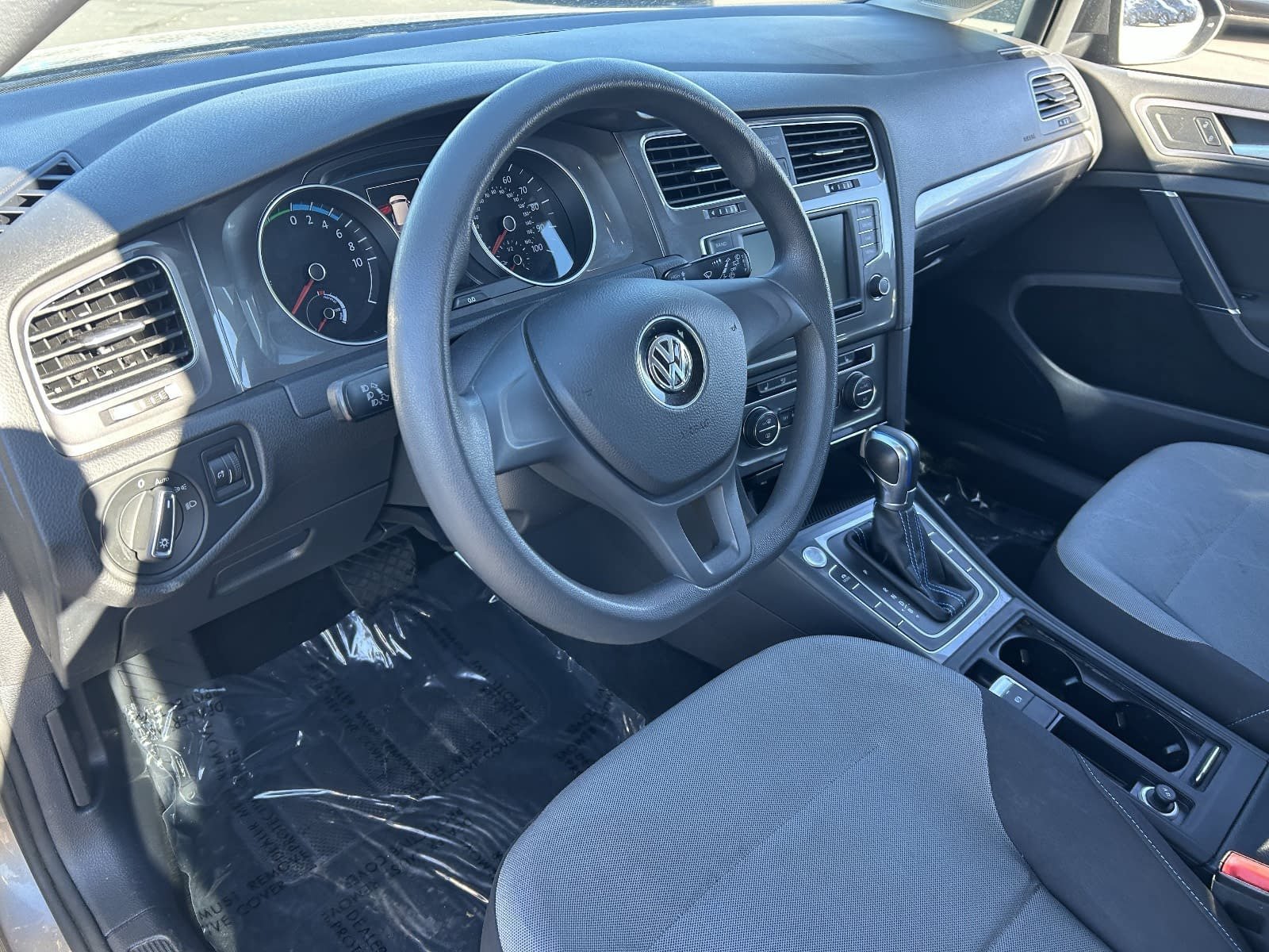 Used 2016 Volkswagen e-Golf SE w/ DC Fast Charging Package FWD image 21