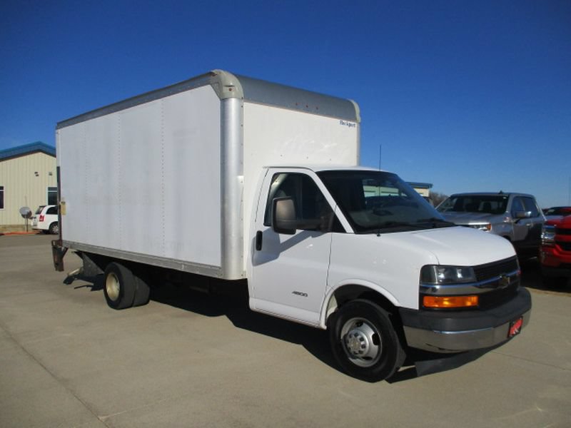 Used 2017 Chevrolet Express 4500 Extended RWD image 1