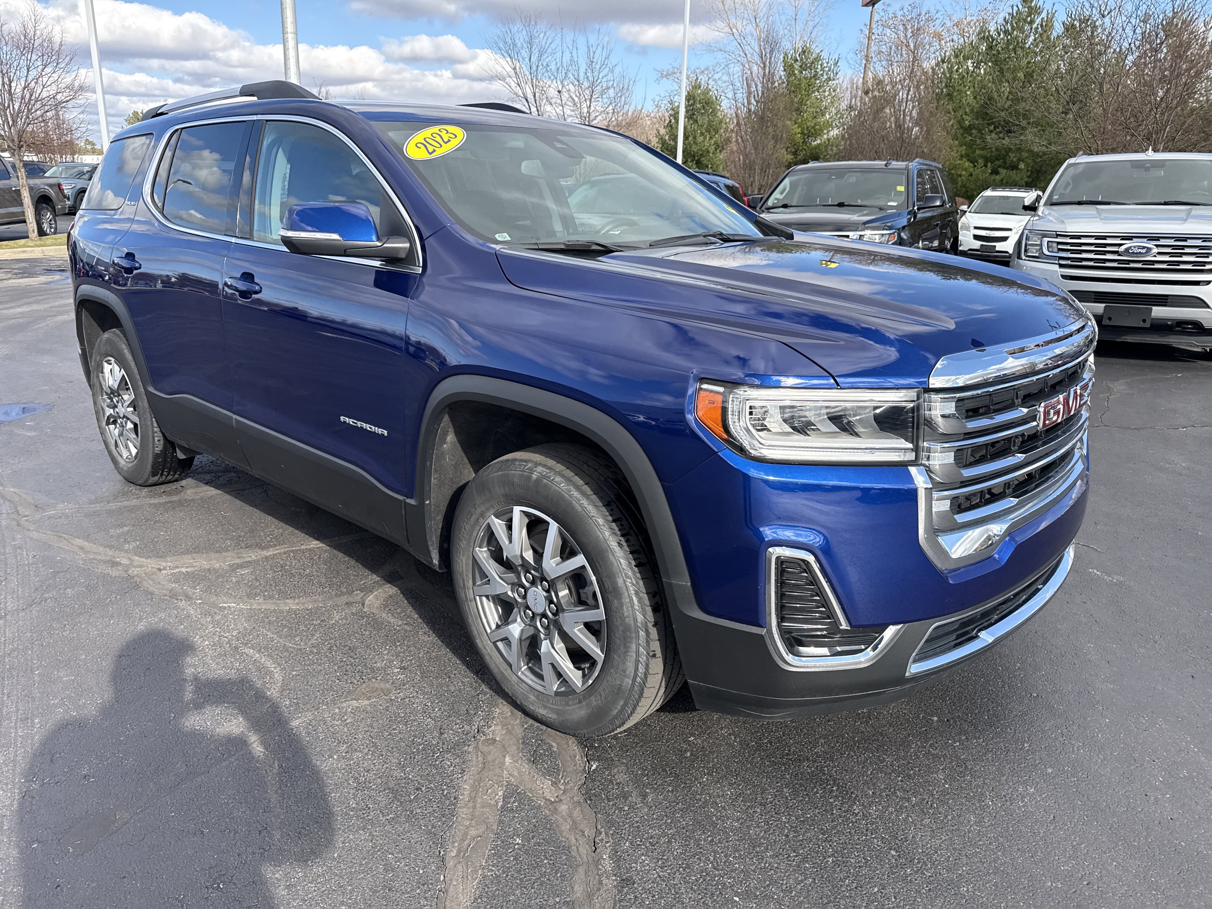 Used 2023 GMC Acadia SLE w/ Driver Convenience Package image 11