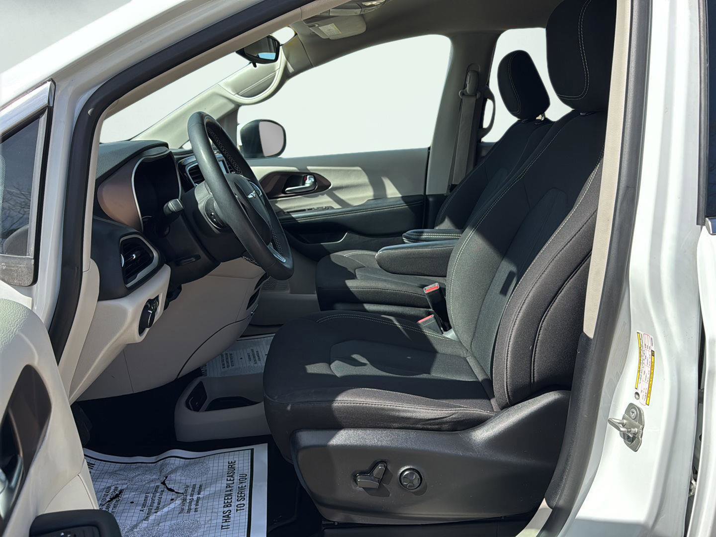 Used 2023 Chrysler Voyager LX image 9