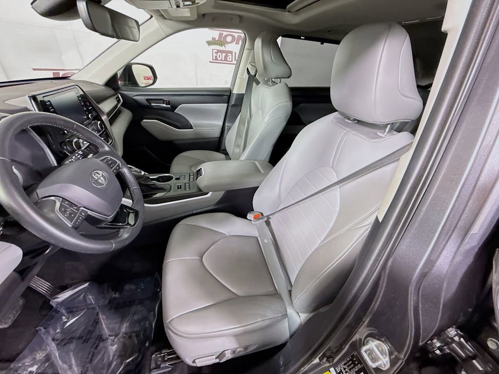 Used 2021 Toyota Highlander XLE image 25