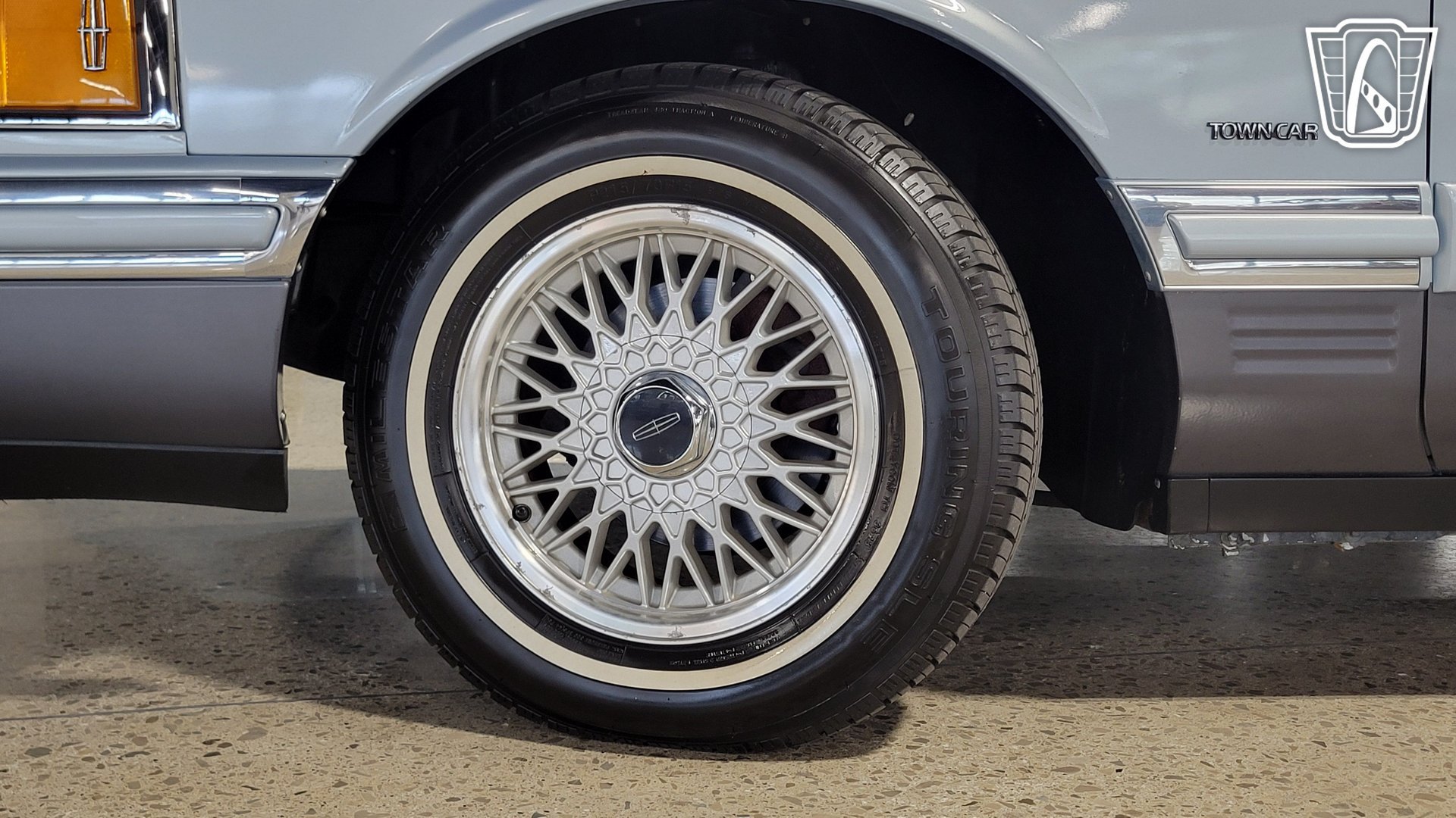 Used 1993 Lincoln Town Car Signature RWD image 5