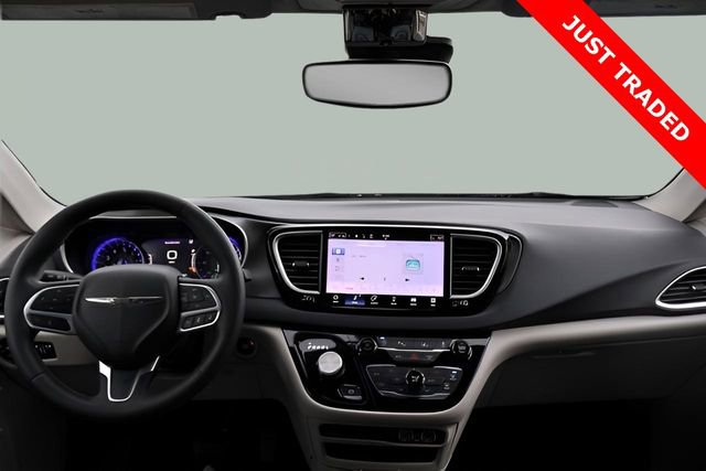 Used 2024 Chrysler Pacifica Touring-L image 41