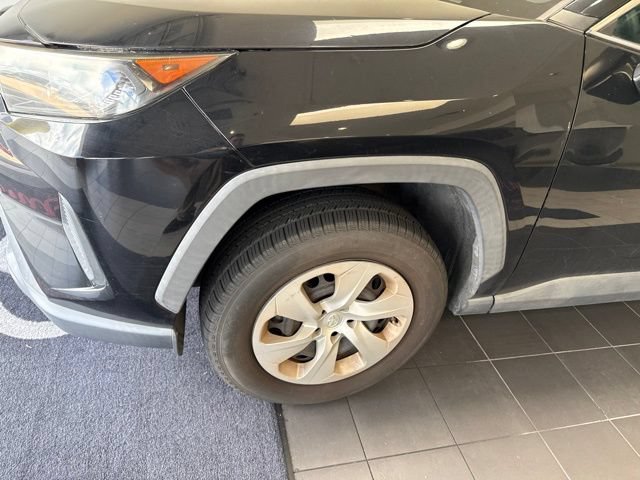 Used 2020 Toyota RAV4 LE FWD image 2