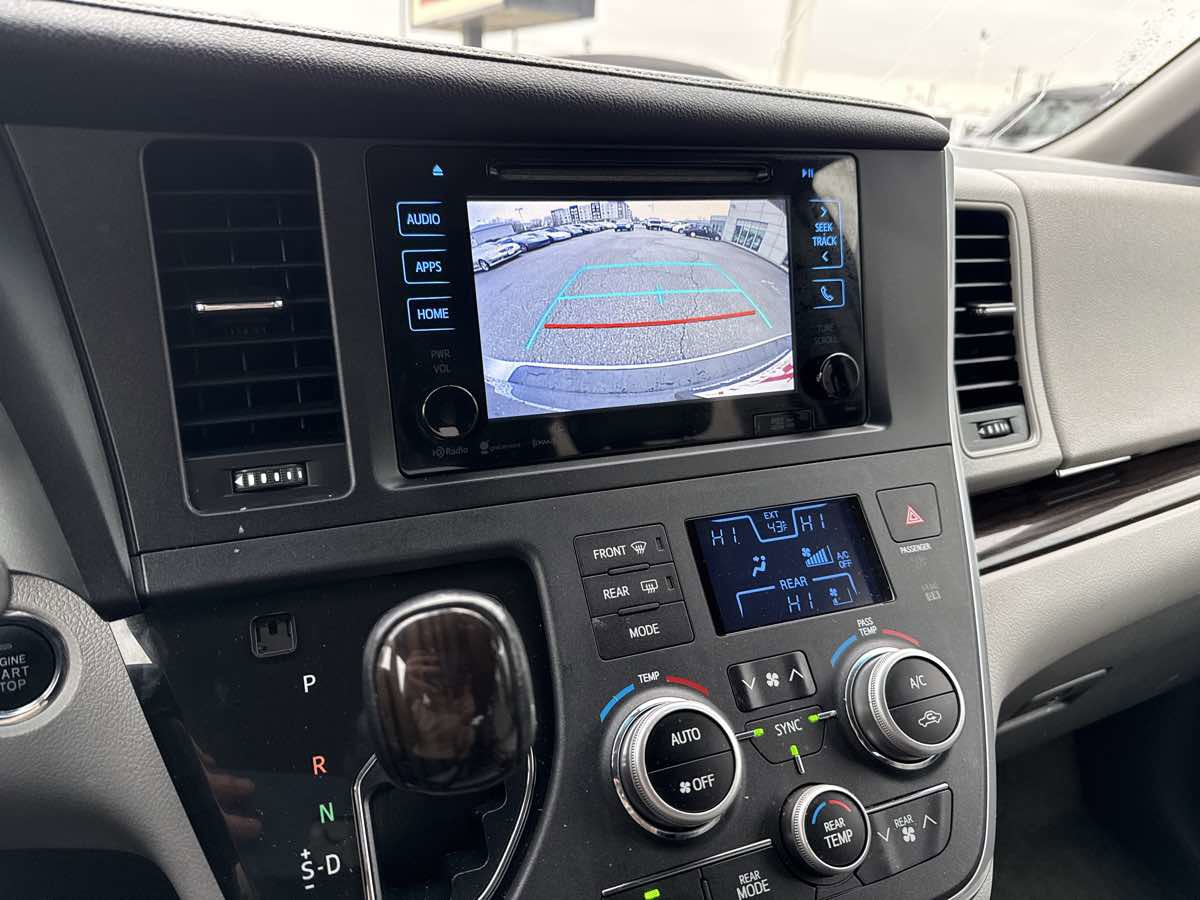 Used 2017 Toyota Sienna XLE Premium image 26