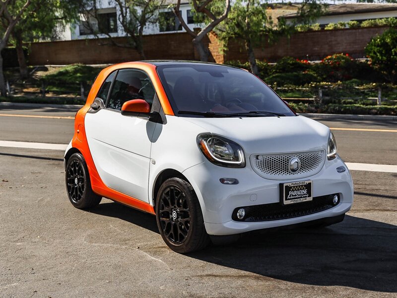 Used 2016 smart fortwo pure RWD image 3