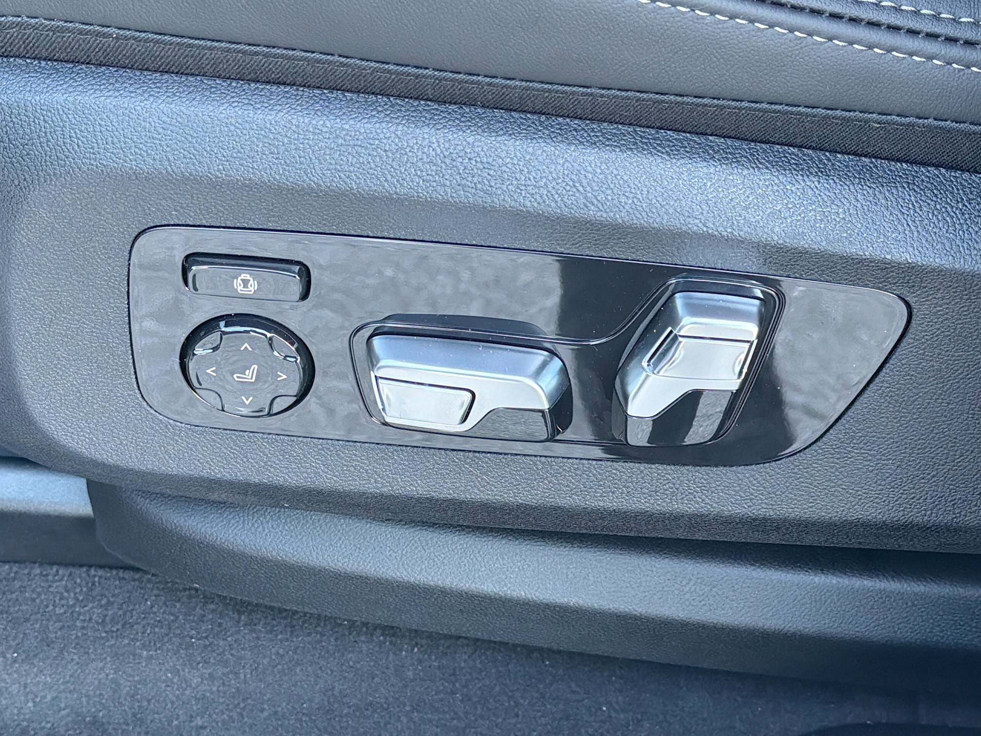 New 2026 BMW X6 xDrive40i w/ Executive Package image 24