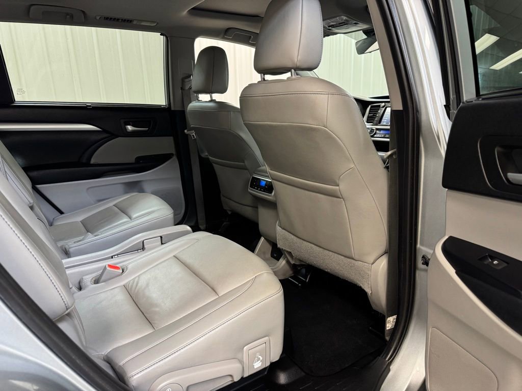 Used 2019 Toyota Highlander XLE FWD image 24