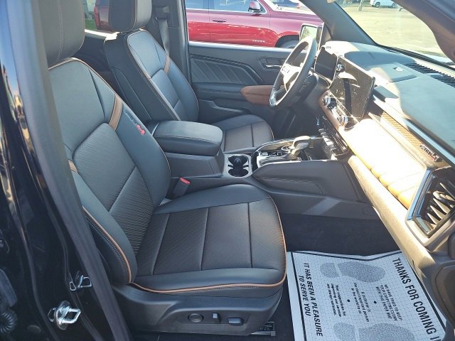 Used 2025 GMC Canyon AT4 w/ Nightfall Edition image 9