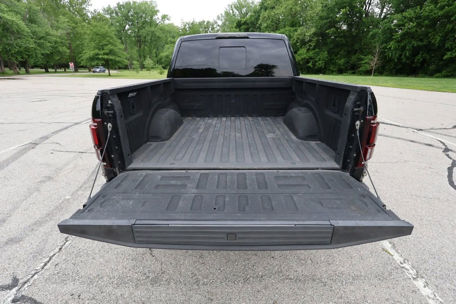 Used 2017 Ford F150 Raptor w/ Equipment Group 802A Luxury AWD/4WD image 12