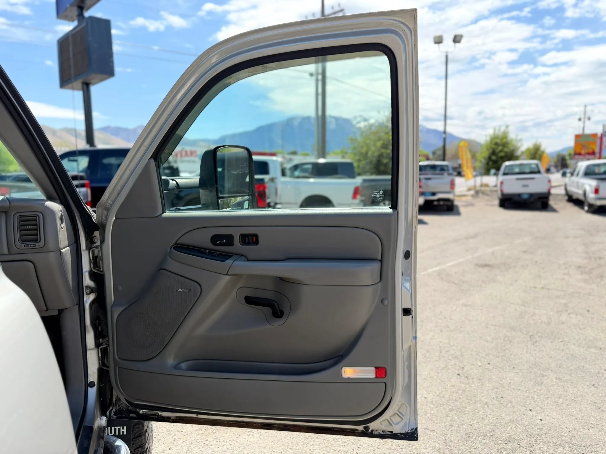 Used 2006 GMC Sierra 2500 SLT w/ Heavy-Duty Power Package AWD/4WD image 7