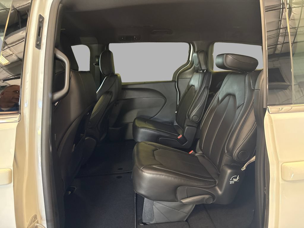 New 2027 Chrysler Pacifica Select FWD image 11