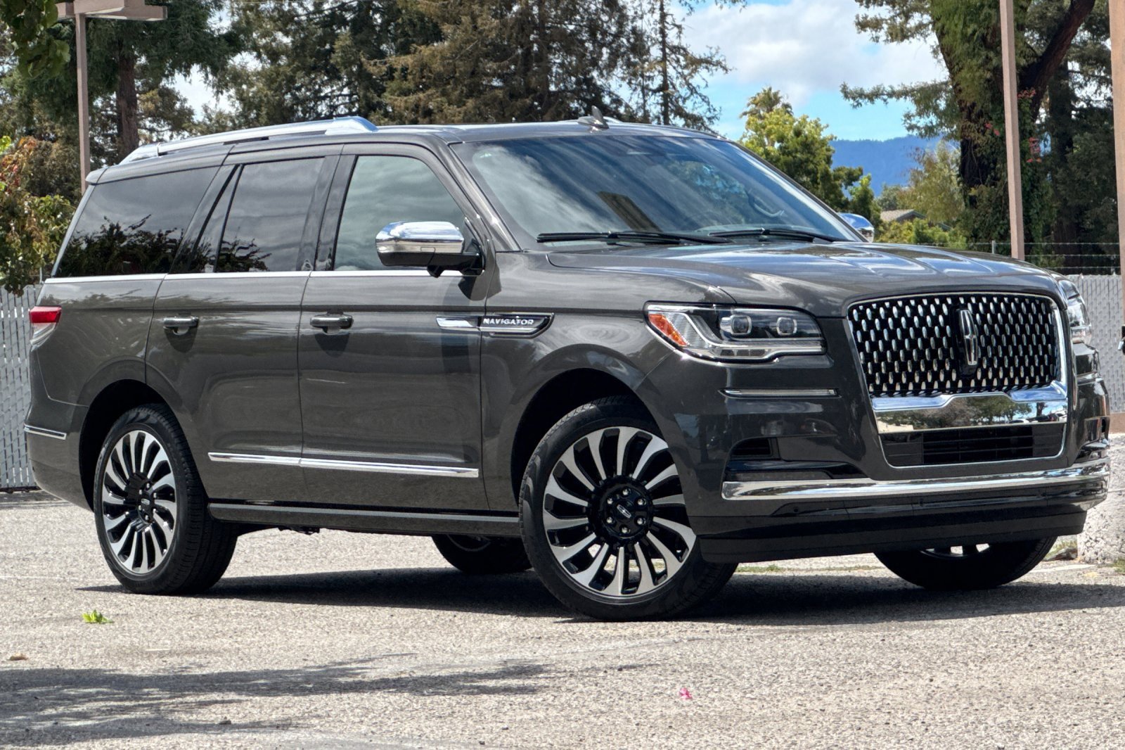 Used 2024 Lincoln Navigator Black Label image 2