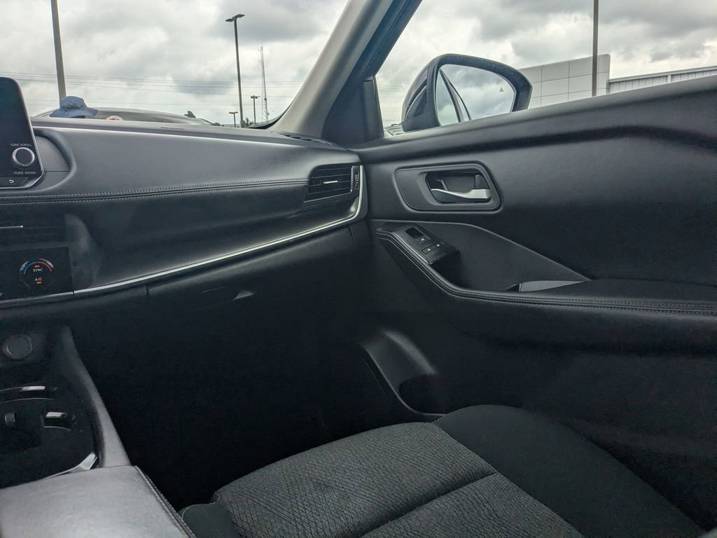 Used 2024 Nissan Rogue SV FWD image 17
