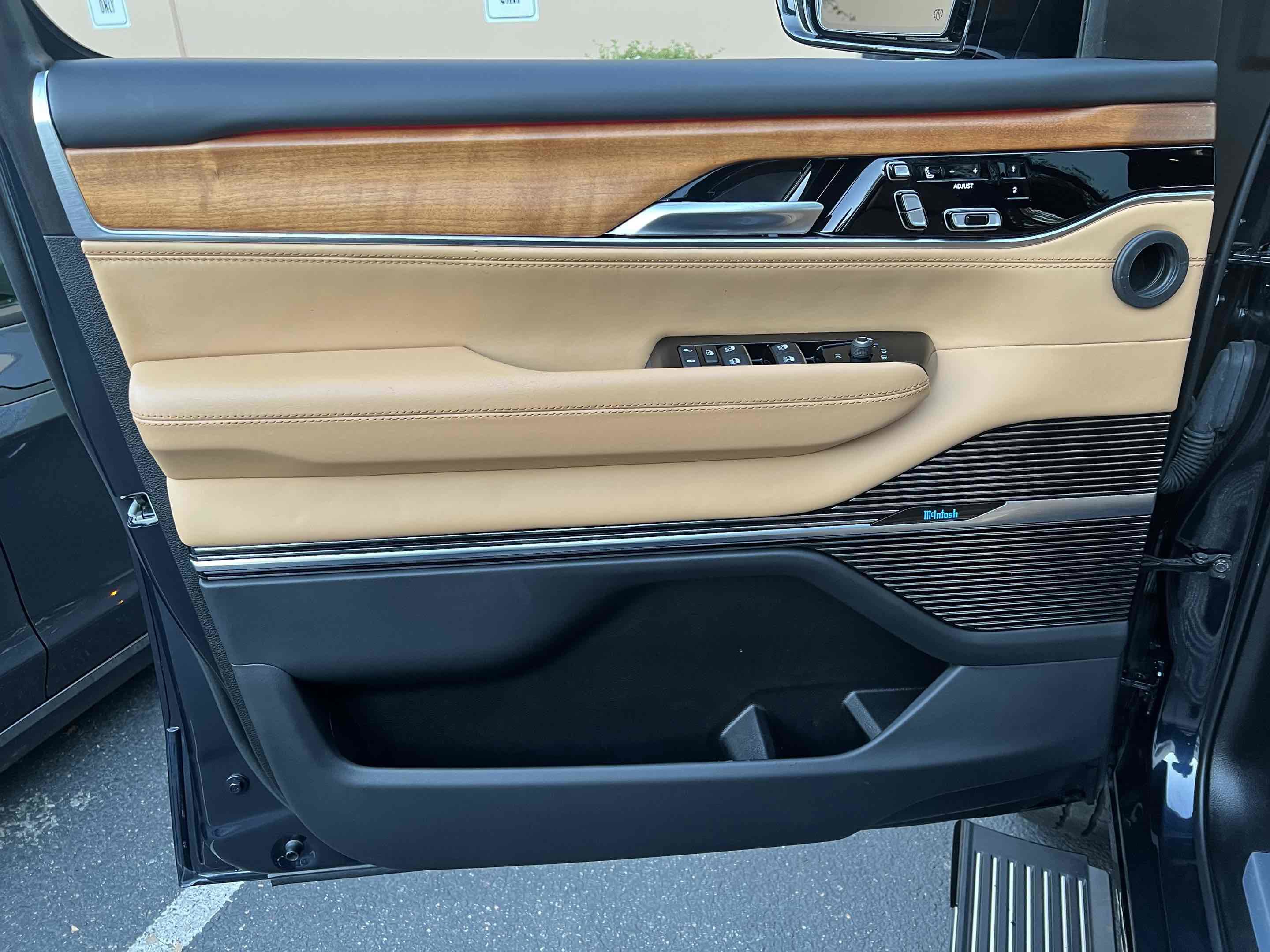 Used 2023 Jeep Grand Wagoneer L Series III image 90