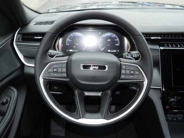New 2025 Jeep Grand Cherokee Altitude image 14