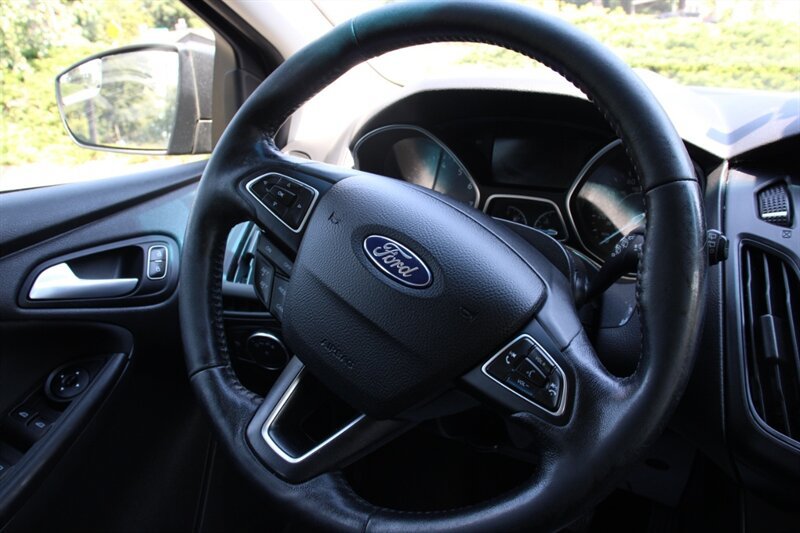 Used 2018 Ford Focus SE w/ Cold Weather Package FWD image 17