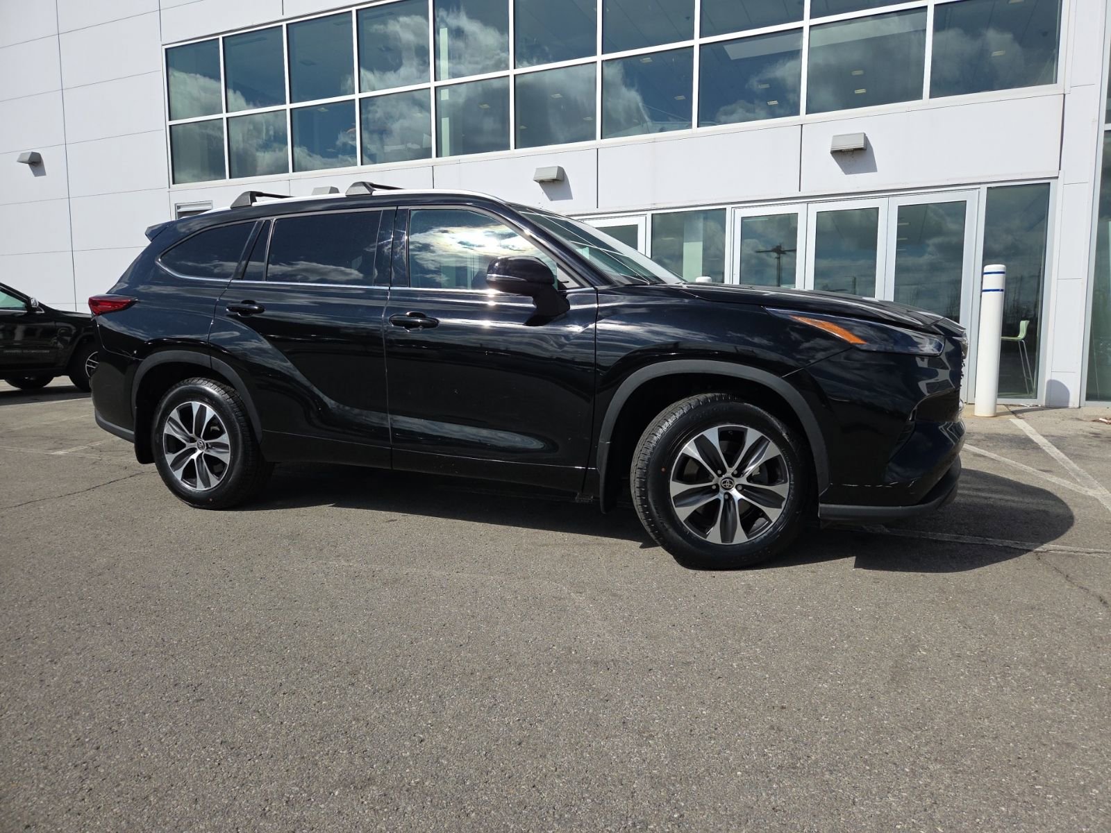 Used 2022 Toyota Highlander XLE image 2