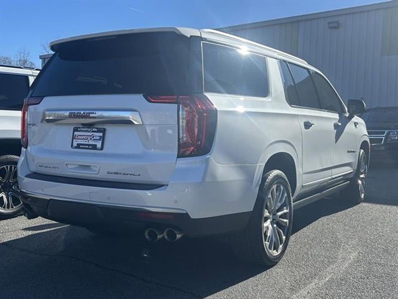 Used 2021 GMC Yukon XL Denali w/ Denali Premium Package image 11