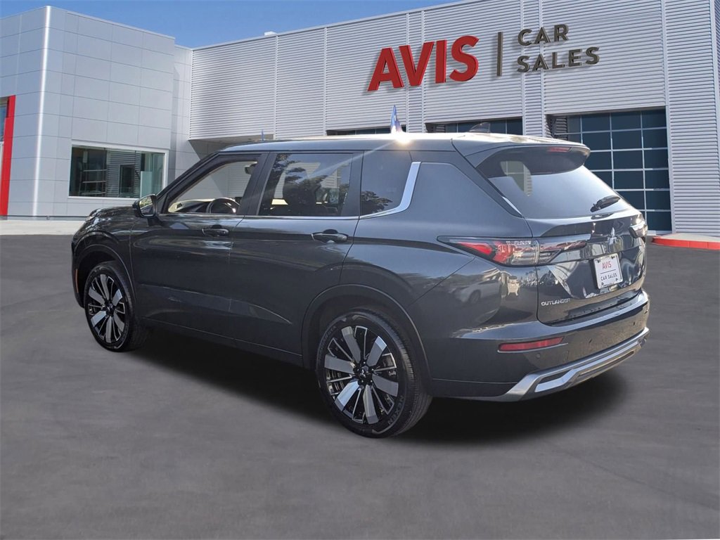 Used 2025 Mitsubishi Outlander SE image 10