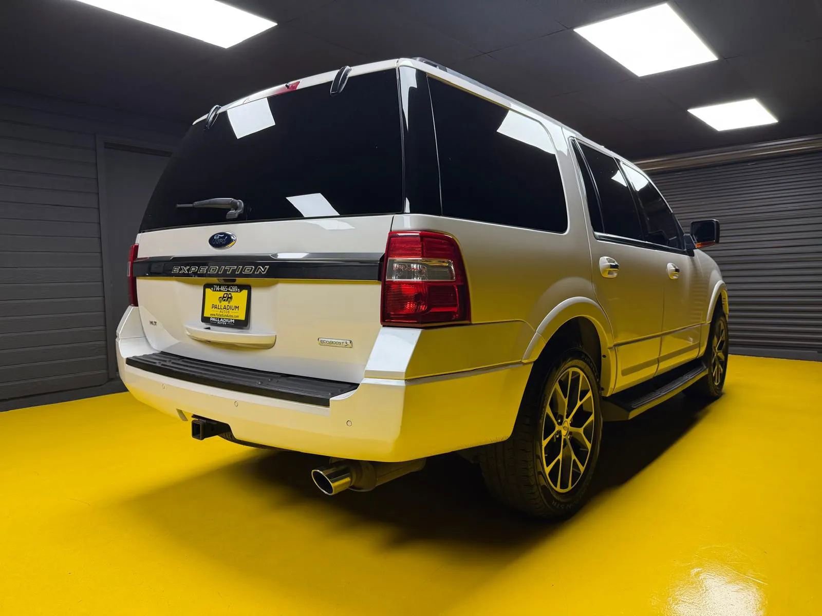 Used 2016 Ford Expedition XLT w/ Equipment Group 202A RWD image 6