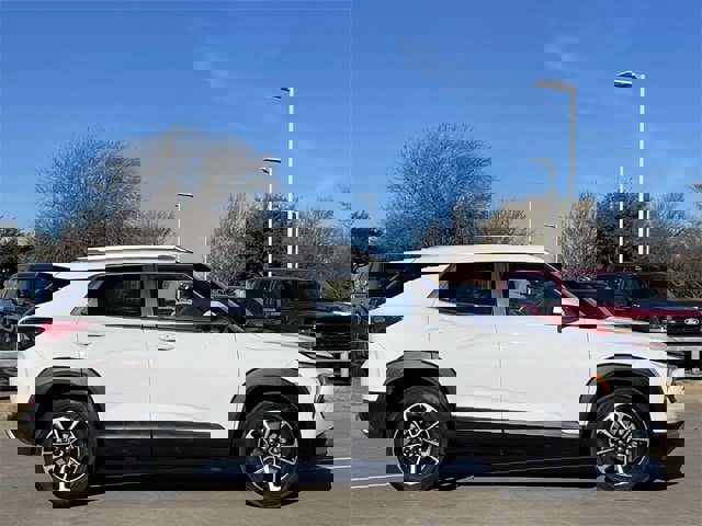 Used 2025 Chevrolet TrailBlazer LT image 3